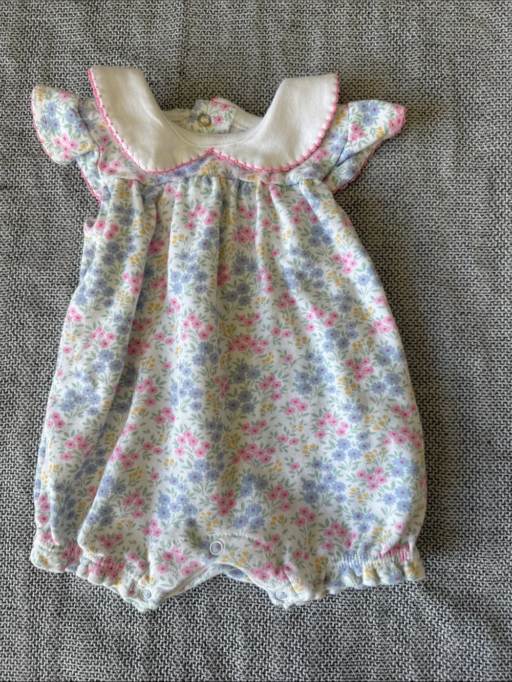 TRES beau et belle Floral Baby Romper Onesie - White with Pink & Pastel Flowers